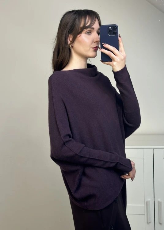 Sweter z wiskozą o asymetrycznym fasonie śliwkowy