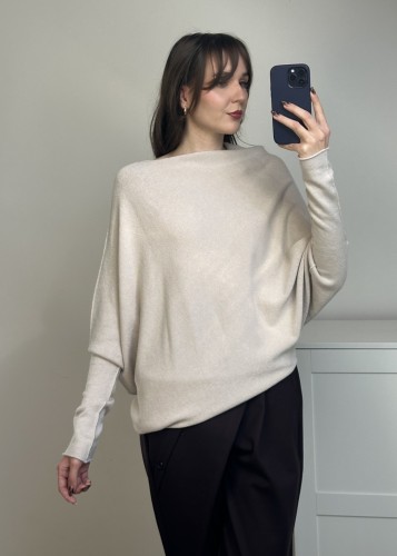 Beżowy sweter damski z wiskozą i asymetrycznym krojem