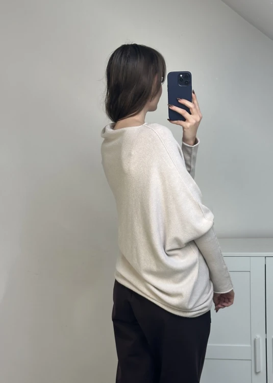 Sweter z wiskozą o asymetrycznym fasonie beżowy