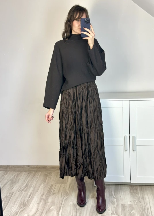 Satynowa gnieciona spódnica maxi – brązowa