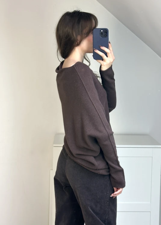 Brązowy sweter z asymetrycznym dołem