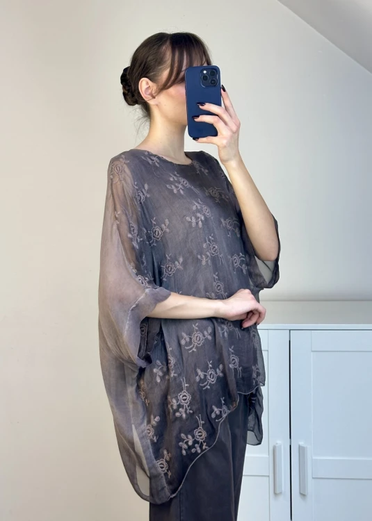 Elegancka brązowa bluzka z jedwabiem i haftem