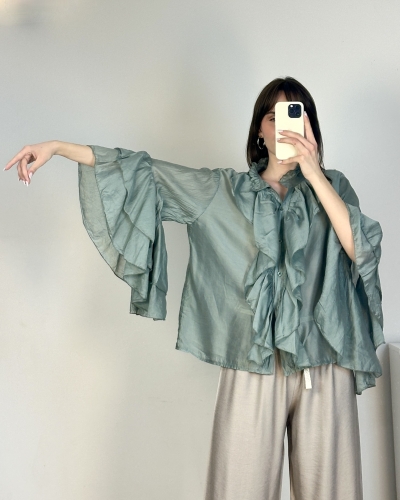 koszula damska z falbanami na rękawach modna elegancka koszula damska żabot falbany outfit bluzka damska z szerokim rękawem falbany