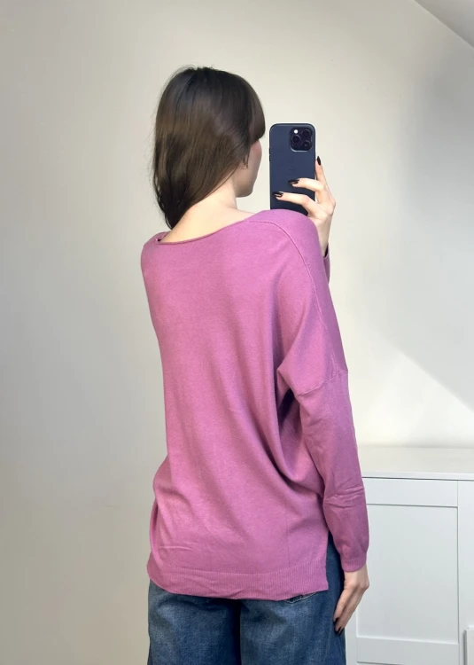 Cienki sweter dzianinowy o luźnym kroju