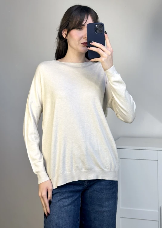 Beżowy sweter dzianinowy basic z dekoltem łódka