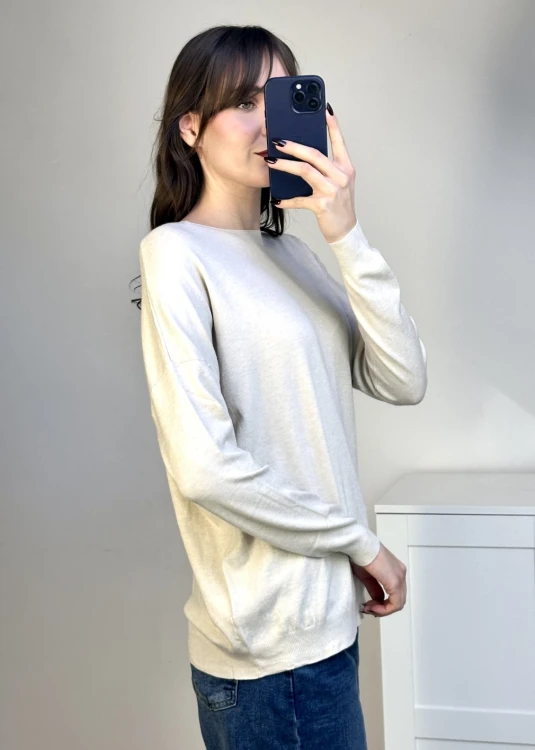 Beżowy sweter z szerokim dekoltem i luźnym fasonem