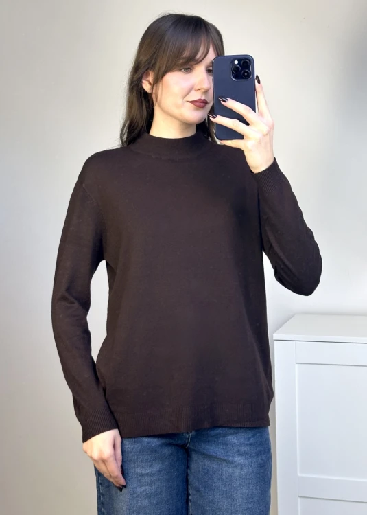 Brązowy sweter dzianinowy basic z delikatną stójką