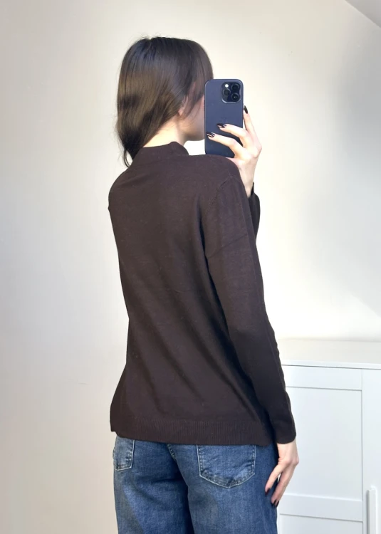 Brązowy sweter z wysokim dekoltem do codziennych stylizacji