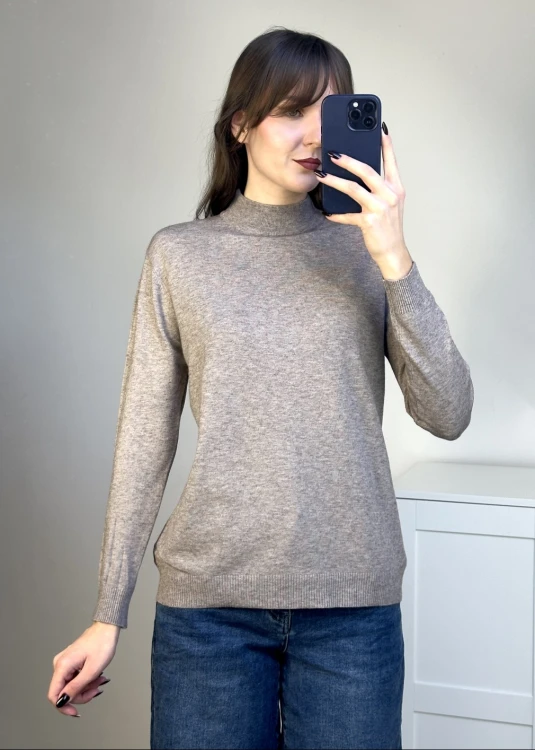 Sweter dzianinowy basic w melanżowym odcieniu z delikatną stójką