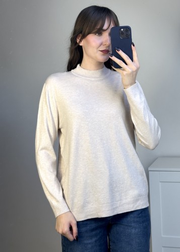 Beżowy sweter dzianinowy basic z delikatną stójką