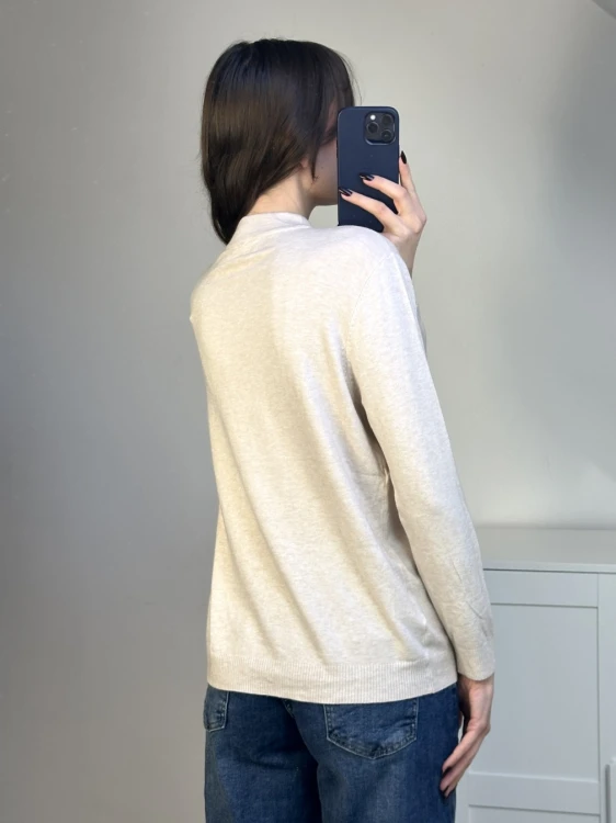 Sweter basic z gładkiej dzianiny i prążkowanymi mankietami