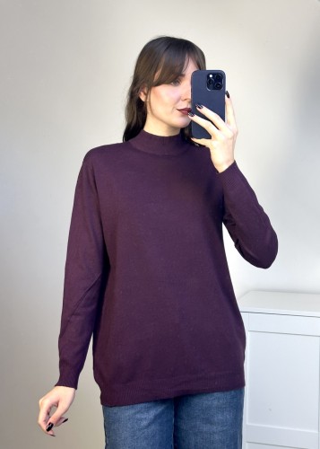 Śliwkowy sweter dzianinowy basic z delikatną stójką