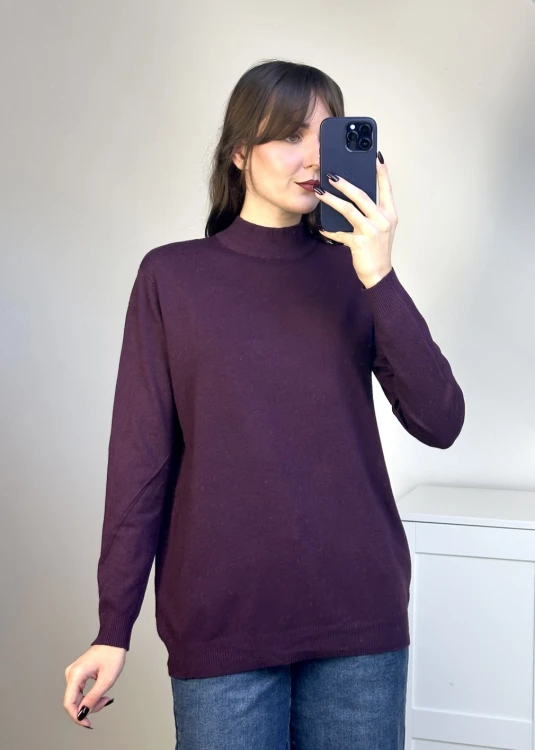 Śliwkowy sweter dzianinowy basic z delikatną stójką