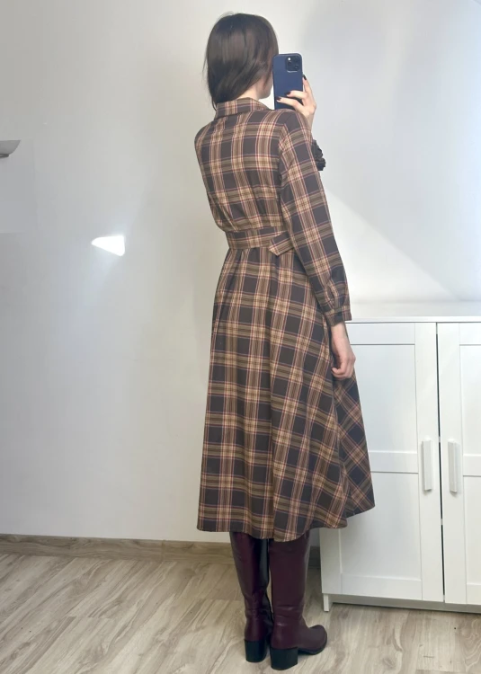 Elegancka sukienka szmizjerka z rozkloszowanym dołem