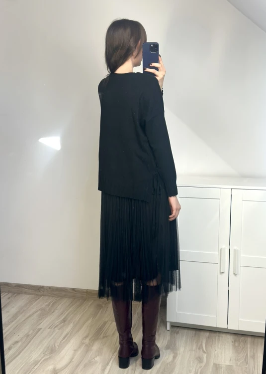Elegancka czarna sukienka z długim rękawem i tiulową spódnicą
