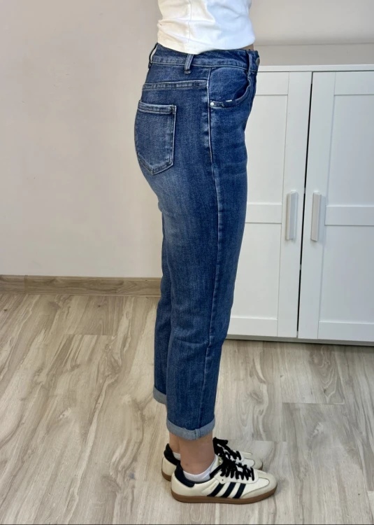 Niebieskie jeansy baggy z nogawkami podwiniętymi do kostek