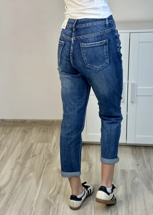 Modne jeansy damskie baggy fit do sneakersów