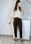Czekoladowe jeansy damskie Mom Fit z wysokim stanem