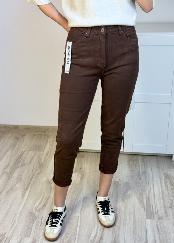 Brązowe jeansy Mom Fit z elastycznego materiału