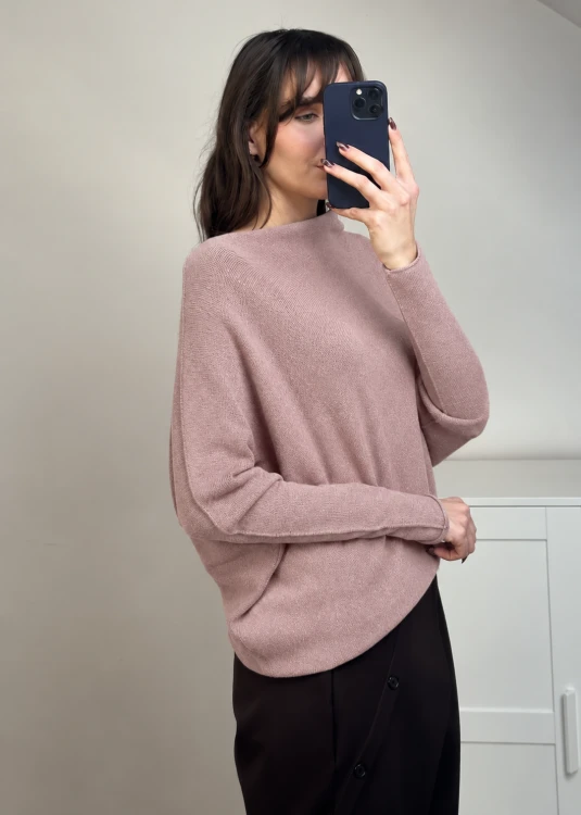 Sweter w kolorze antycznego różu z asymetrycznym dołem