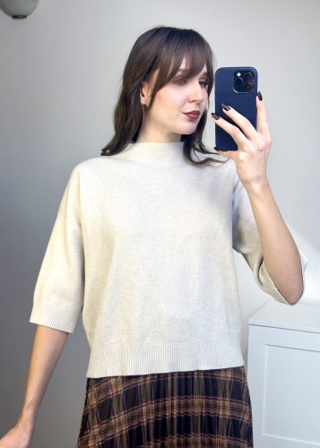 Beżowy sweter z rękawem 3/4 i stójką