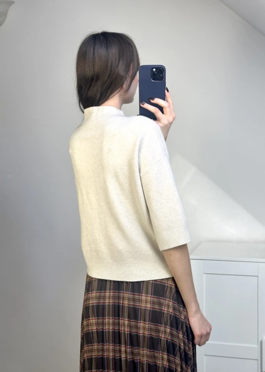 Beżowy sweter z rękawem 3/4 i stójką