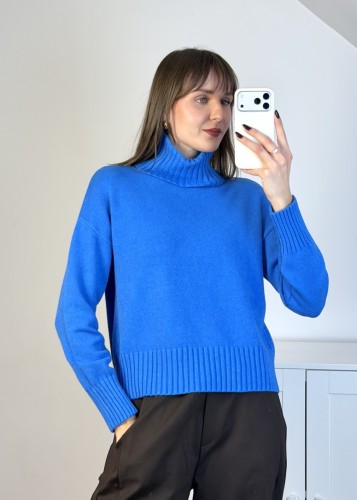 Sweter z wiskozą i golfem – niebieski