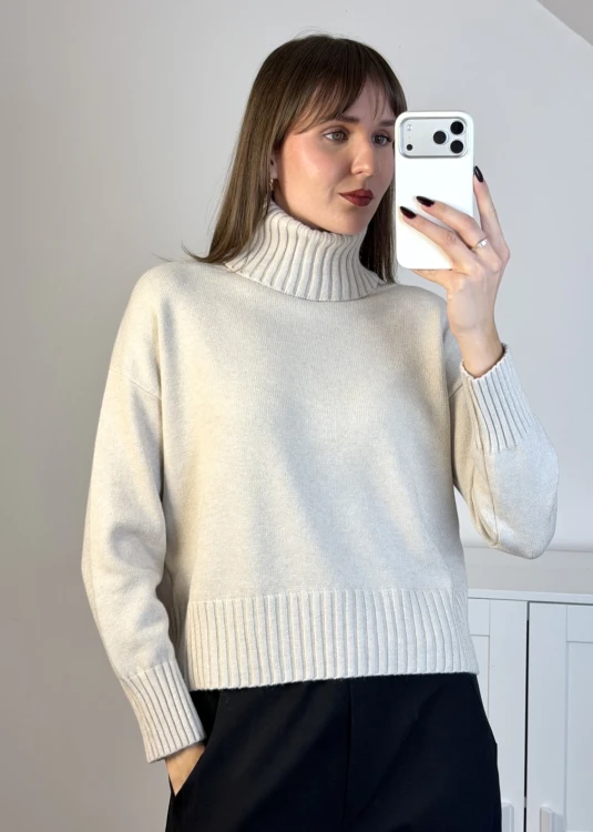 Sweter z wiskozą i golfem – beżowy