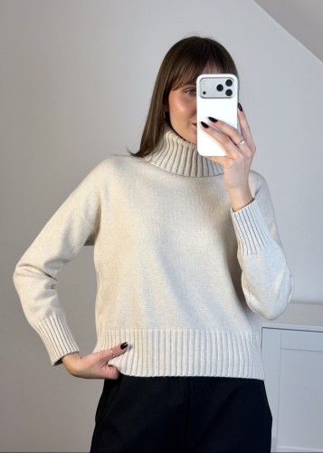 Beżowy sweter z wiskozą i luźnym golfem