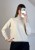 Beżowy sweter z wiskozą i luźnym golfem