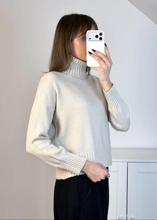Miękki beżowy sweter z szerokim golfem