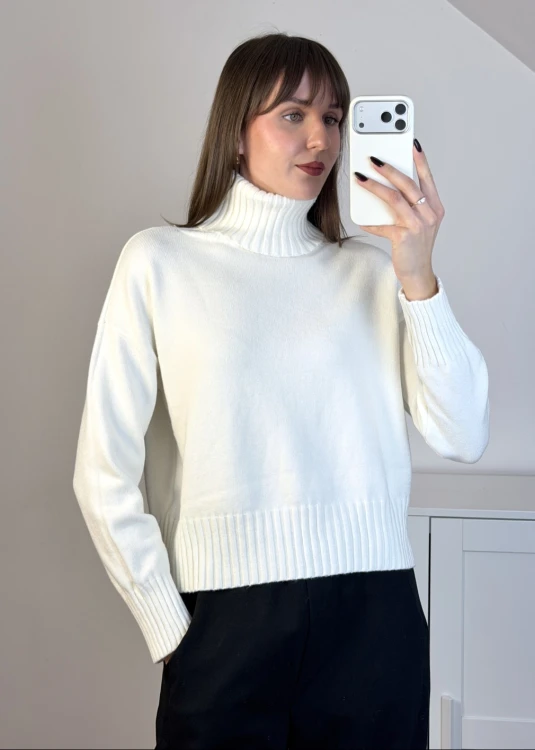 Sweter z wiskozą i golfem – śmietankowy