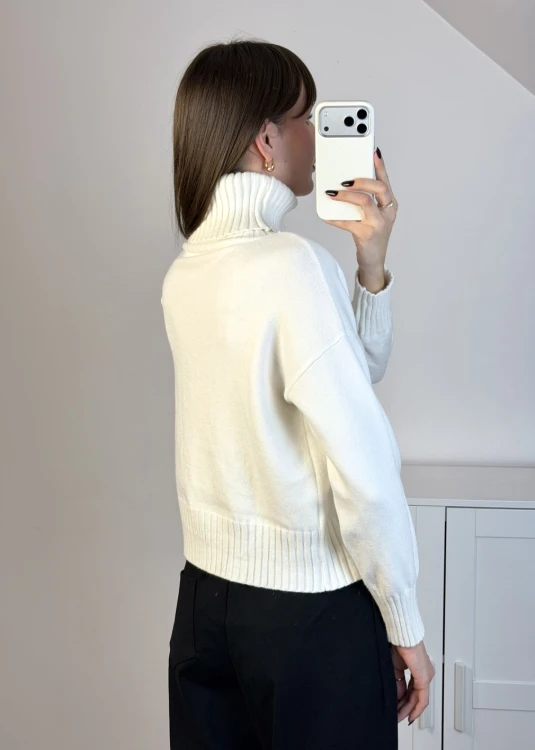 Mięsisty sweter z wiskozą i wysokim golfem – śmietankowy