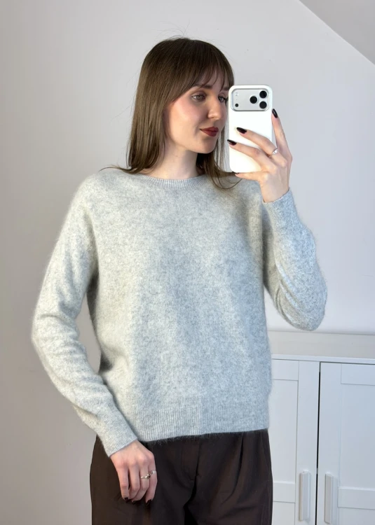 Sweter z wełną merino, kaszmirem i jedwabiem – szary