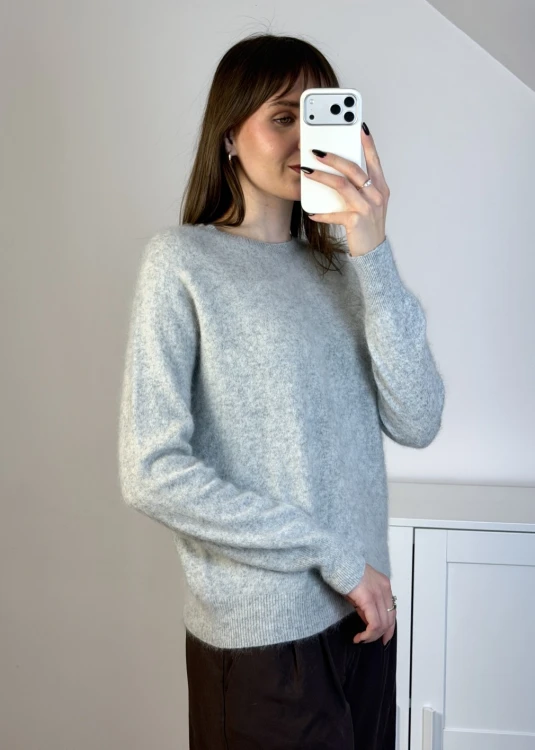 Miękki szary sweter z kaszmirem i jedwabiem