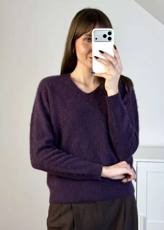 Śliwkowy sweter premium z dekoltem V i kaszmirem