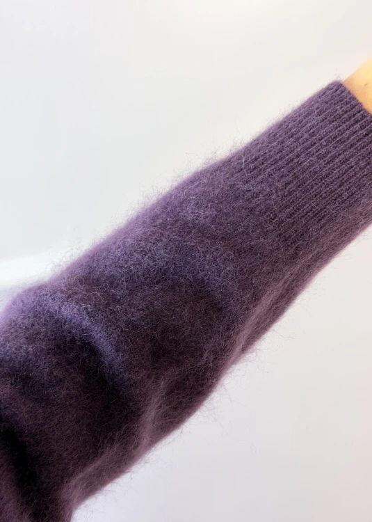 Luksusowy śliwkowy sweter z kaszmirem i dekoltem V