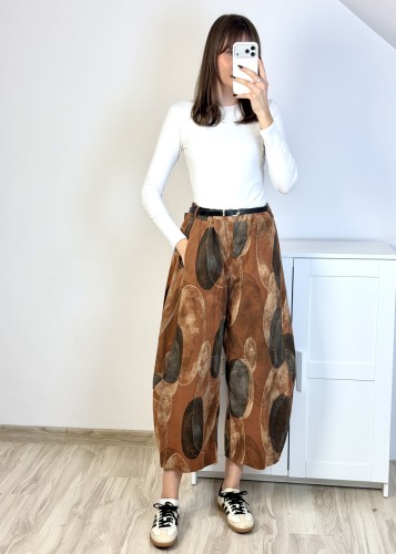 Bawełniane spodnie z lekkiego sztruksu we wzory – ceglane