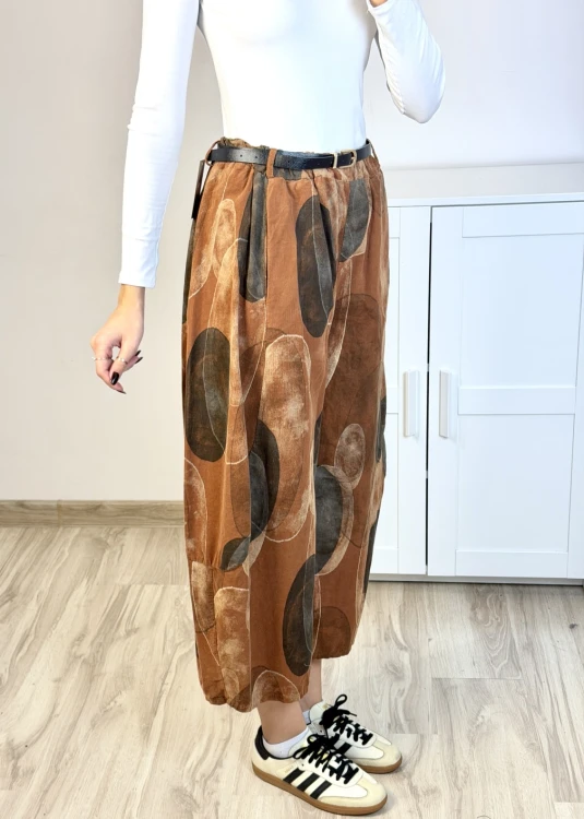 Ceglane spodnie z lekkiego sztruksu o luźnym kroju