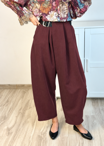Eleganckie spodnie damskie o kroju barrel w kolorze bordo