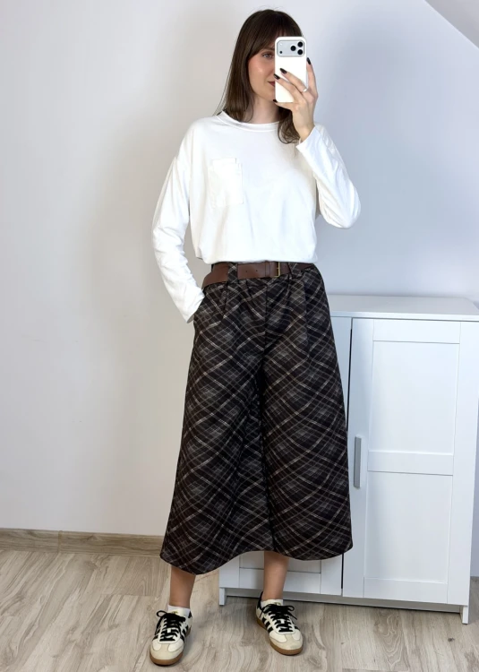 Spodnie culotte w kratę z paskiem – brązowe