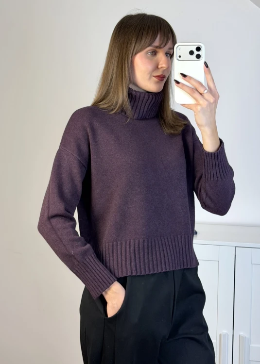 Sweter z wiskozy z golfem w kolorze bakłażanowym