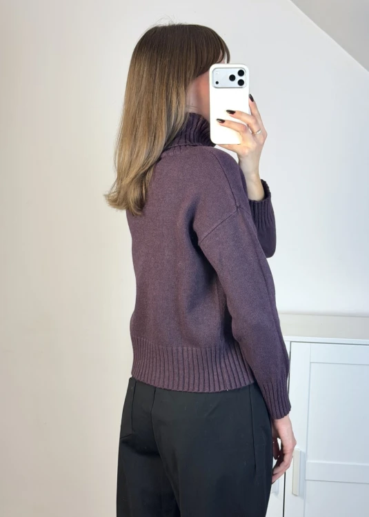 Miękki sweter z wiskozą i golfem – bakłażan
