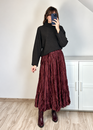 Satynowa gnieciona spódnica maxi w kolorze burgundowym, długa elegancka spódnica z połyskiem