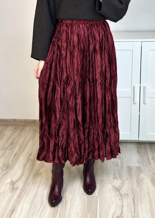 Spódnica maxi burgund z połyskującego materiału, modna gnieciona spódnica na jesień