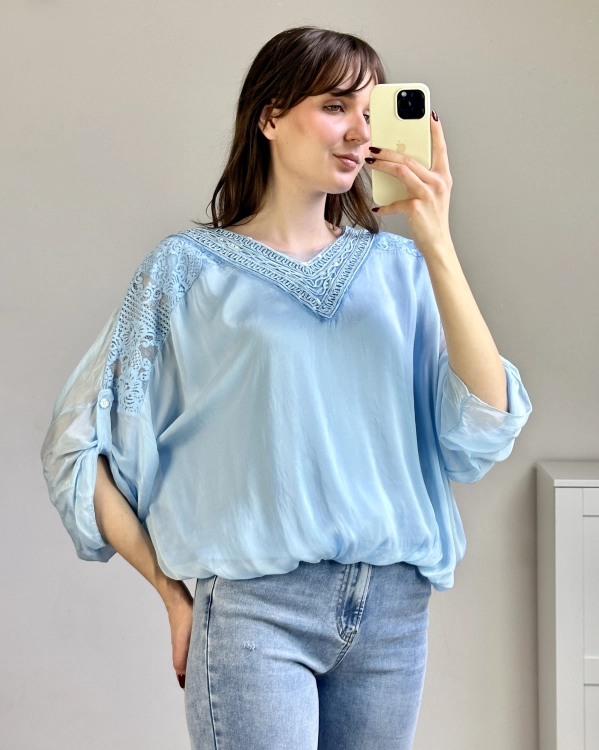 Lekka niebieska bluzka jedwabna damska stylizacja casual elegancka