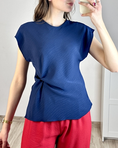 Elegancka bluzka nowoczesny krój na modelce Bluzka krótki rękaw stylizacja codzienna