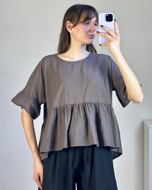 Bluzka oversize z marszczeniem luźny krój przód Bawełniana bluzka oversize wygodny fason na co dzień