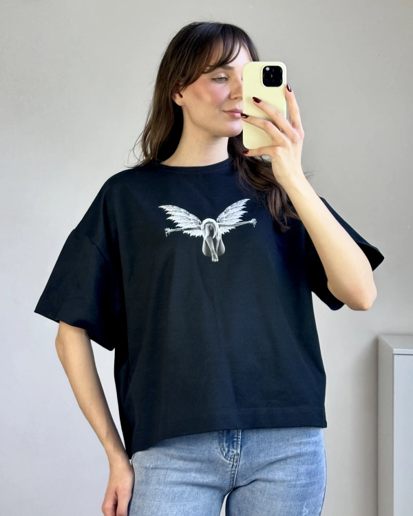 Bawełniany t-shirt luźna forma swobodny krój T-shirt oversize stylizacja codzienna jeansy