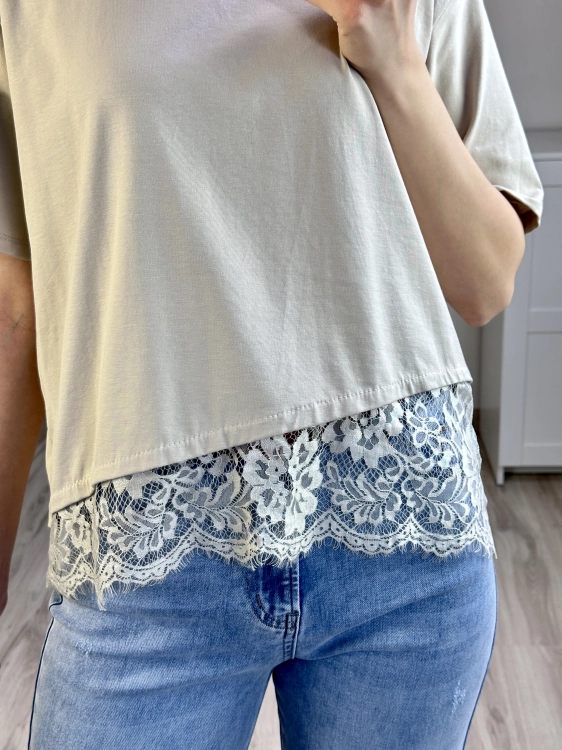 T-shirt bawełniany z koronkowym wykończeniem dół